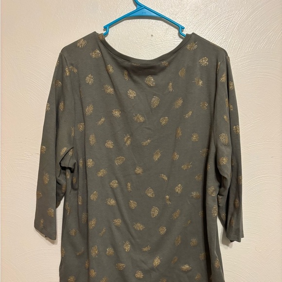 🌿 Karen Scott Plus 2X Gold Leaf Print Henley Top Olive Green 3/4 Sleeve - Picture 8 of 8